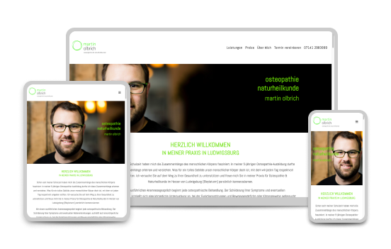 Drei Bildschirme zeigen verschiedene Ansichten einer Website mit dem Titel "Herzlich willkommen in meiner Praxis in Ludwigsburg" und einem Bild eines Mannes mit Brille.